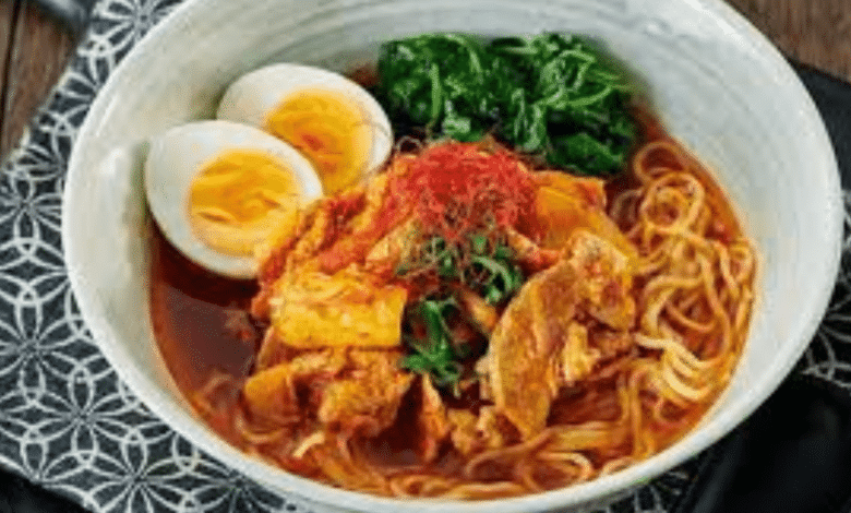 Aprende a preparar un ramen auténtico en casa con caldo denso, fideos caseros y toppings tradicionales como chashu, huevo marinado y menma.