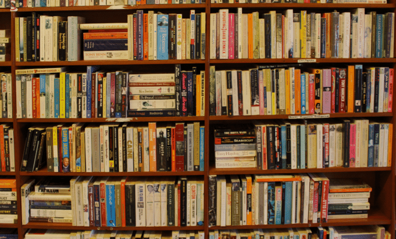 Exploramos cinco obras en español que generaron gran conversación entre lectores en los últimos años por su impacto literario, relevancia cultural y resonancia en redes y clubes de lectura: Pedro Páramo, Rayuela, 2666, El viento que arrasa y El hombre que amaba a los perros.