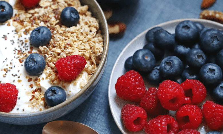 Estos tres desayunos —rápidos de preparar, ricos en proteína, fibra y grasas buenas— te mantendrán saciado hasta la hora de la comida y darán un impulso sostenido a tu energía y salud cardiovascular.