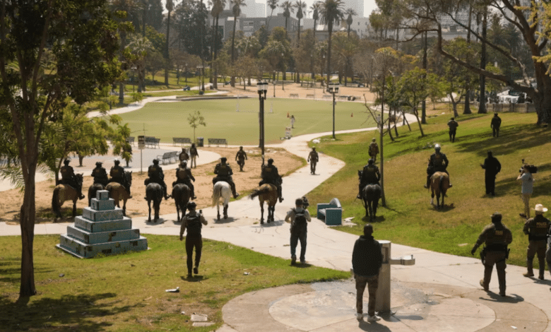 Una operación de agentes federales, incluyendo la Patrulla Fronteriza y el Departamento de Seguridad Nacional (DHS), desató tensión en parque MacArthur, en el centro de Los Ángeles.