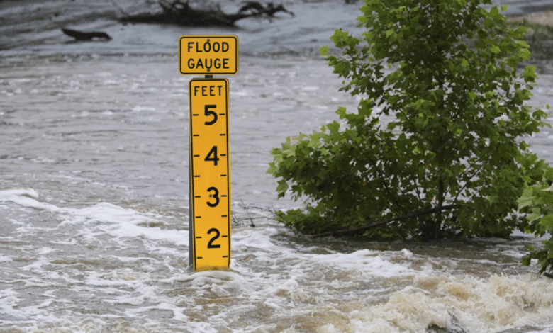 Texas declara emergencia por inundaciones y activa operativo de búsqueda tras desapariciones en campamento infantil (Eric Gay The AP)