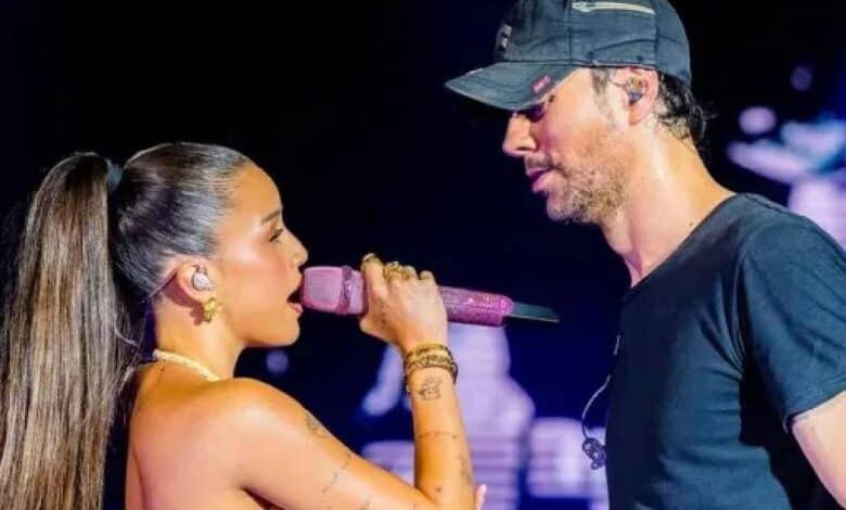 Enrique Iglesias desata polémica al intentar besar a Emilia Mernes (Foto de internet)