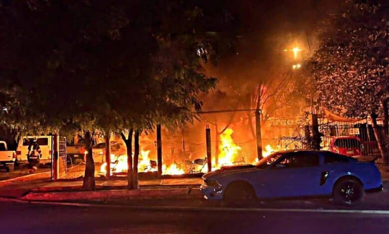 Incendio en taller mecánico de La Paz afecta más de 30 unidades (Foto de SOS Rotativo)