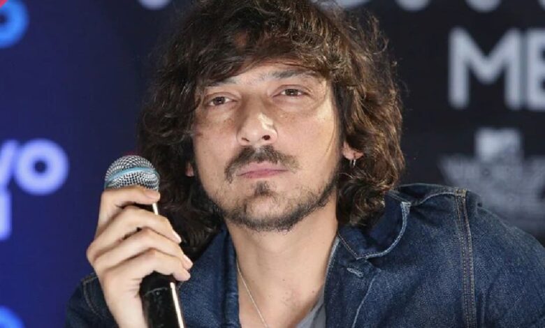 Bajan del avión a León Larregui, acusa a Air France (Foto de internet)
